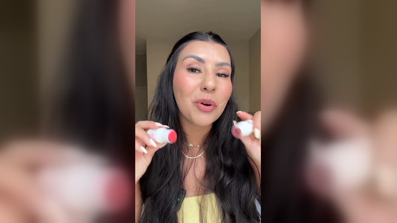 Karol Barbosa segurando os dois bastões 3 em 1 da Ollie, café e cereja
