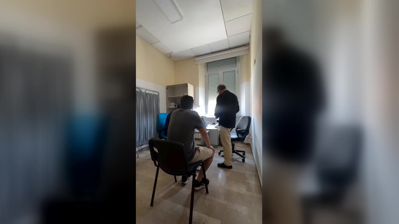 Red sentado num consultório de hospital na Itália, sendo atendido por um médico