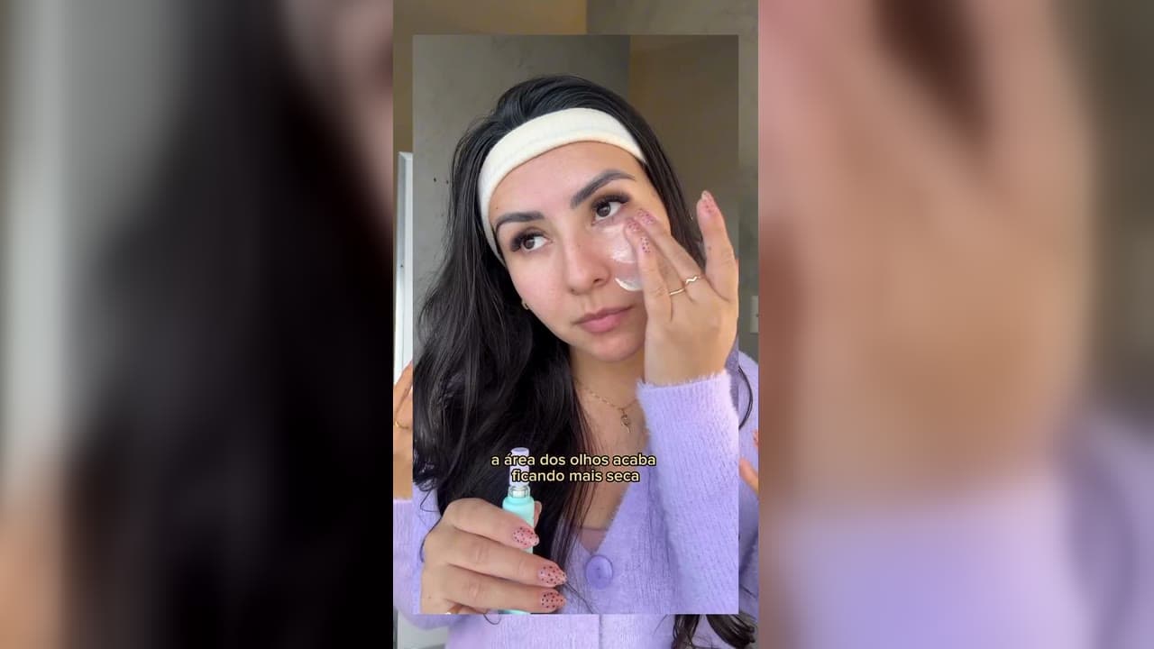 Karol Barbosa aplicando o creme ultrafluido para a área dos olhos com FPS 60