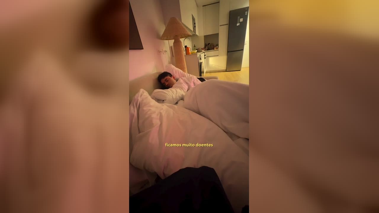 Descanso na cama durante os dias de doença na viagem pela Europa