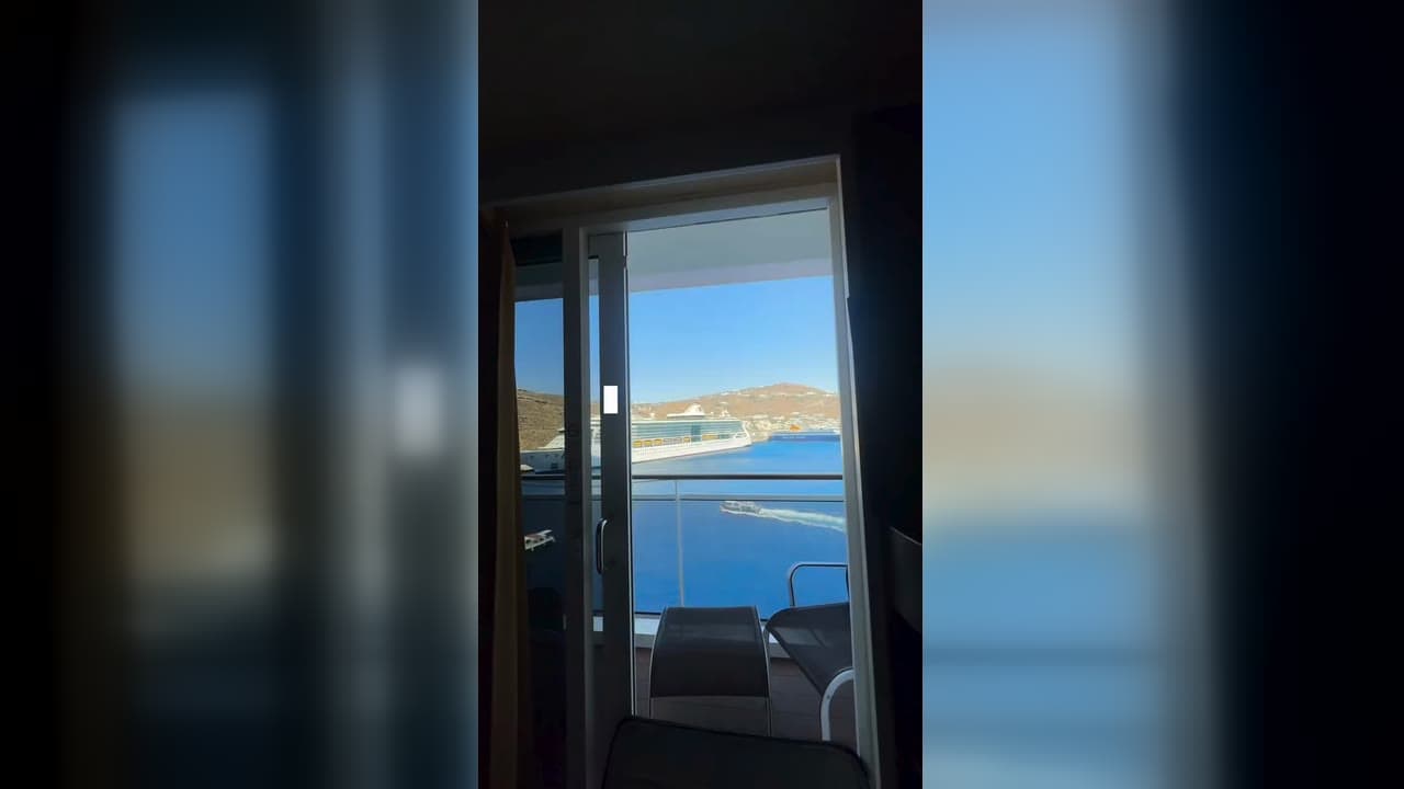 Vista da ilha de Mykonos a partir da varanda da cabine do navio de cruzeiro