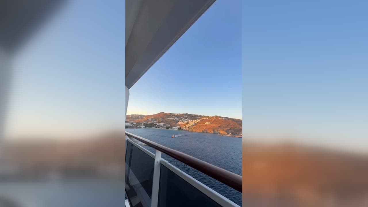 Vista de Mykonos a partir do navio de cruzeiro saindo da ilha no fim da tarde