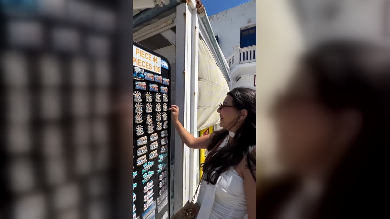 Expositor de ímãs de geladeira em Mykonos com a placa 1 peça 4 euros e 3 peças 10 euros
