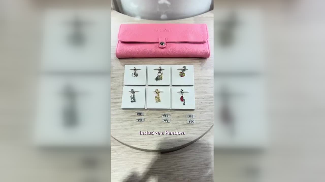 Bandeja com pingentes Pandora expostos e etiquetas de preço em euros, em Madri