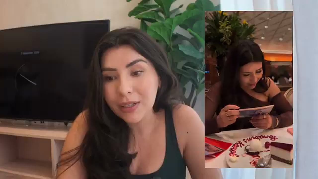 Karol Barbosa abrindo o presente de aniversário com as fotos e a passagem para a Europa escondida