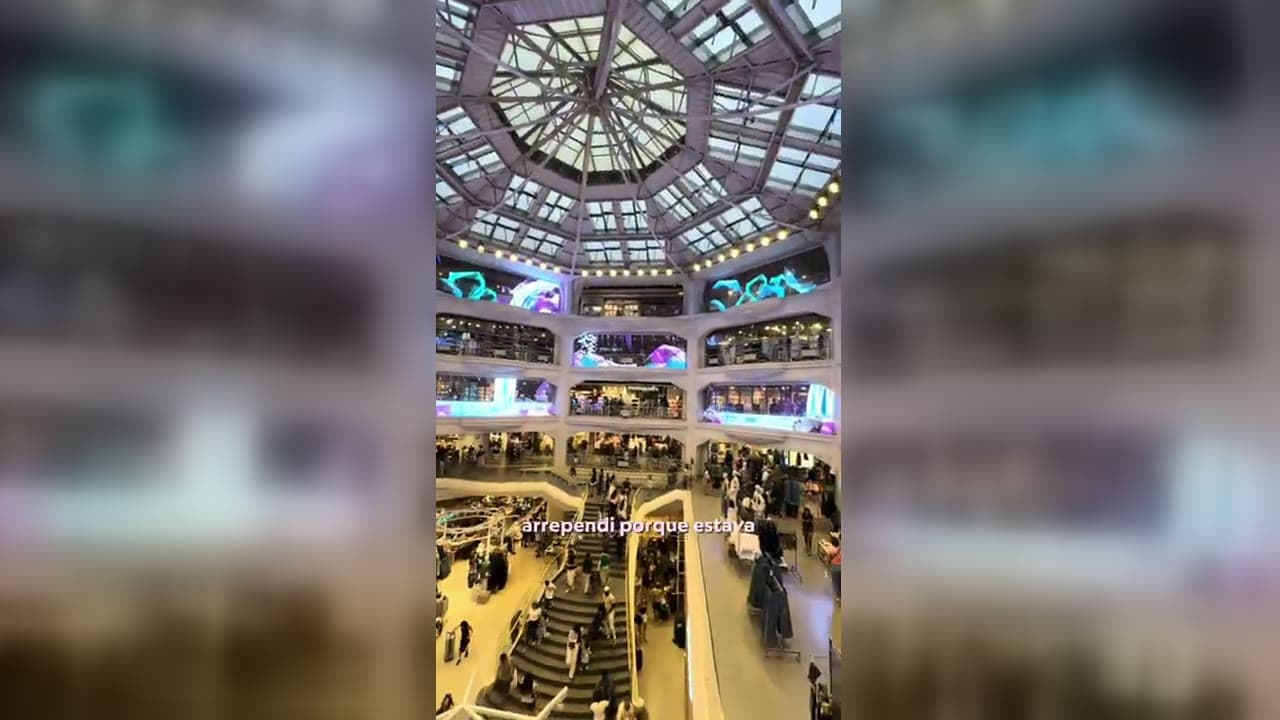 Interior da Primark da Gran Vía, em Madri, com cinco andares e teto de vitral