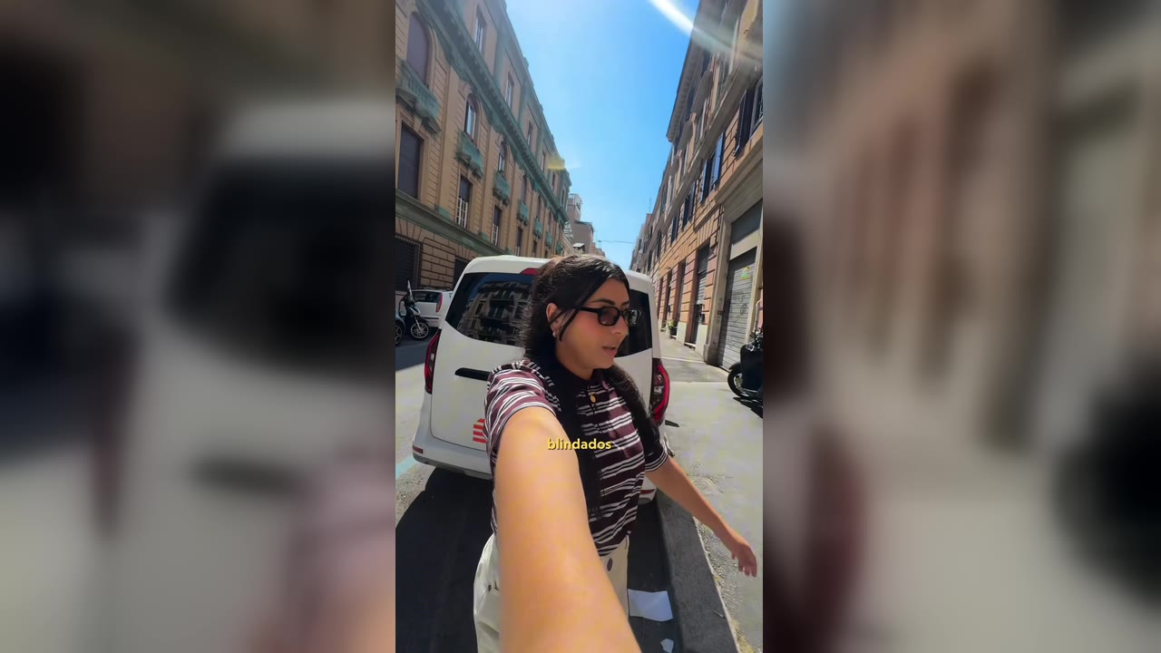 Karol Barbosa caminhando recuperada por uma rua de Roma, na Itália
